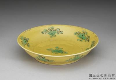 图片[2]-Yellow dish with green flower and fruit design, Ming dynasty, Jiajing reign (1522-1566)-China Archive